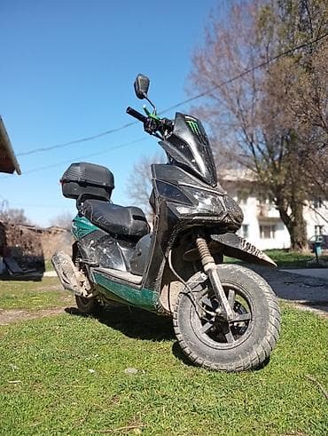 Скутер 50–150 см³ (вариатор) в городском/туринговом стиле