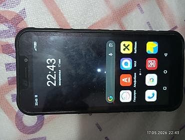 Смартфон на Android с вырезом под фронтальную камеру и динамик, в