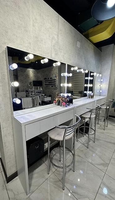 Продаётся визажное зеркало с вместительной полкой для салона красоты