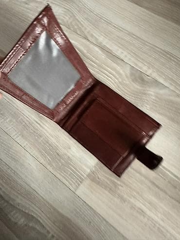 pull and beer: Мужской кожаный кошелек из гладкой коричневой кожи. Особенности: - — 3