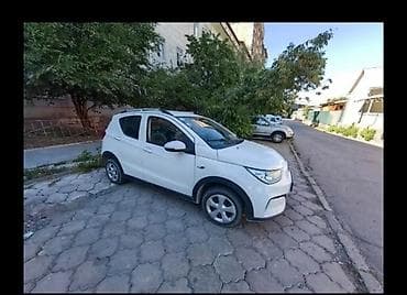 mazda cronos: Срочно, Компактный электромобиль белого цвета с синими акцентами на — 2