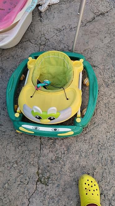 Балдар электр унаалары: Стульчики для кормления по 500 сом сетка для купания 200 сом ходунки — 4