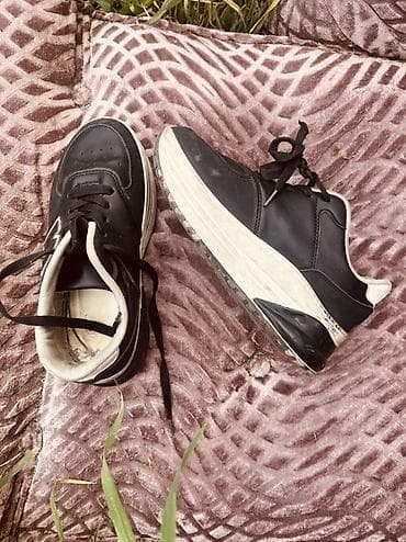 женский туфли: Коллекция обуви (4 пары) 1) Черные кожаные кеды - Лаконичный дизайн с — 2