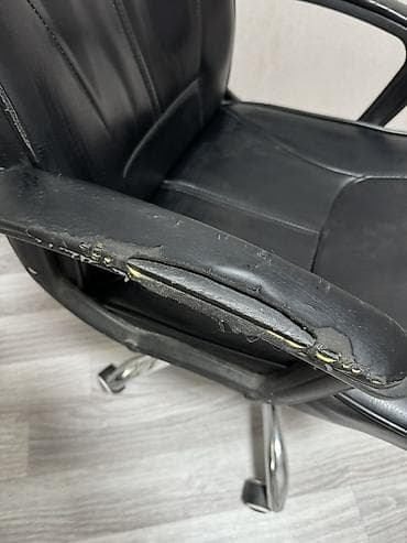 office table: Офисное кресло, Б/у, С колесиками, цвет - Черный, Экокожа, Самовывоз, Платная доставка — 3