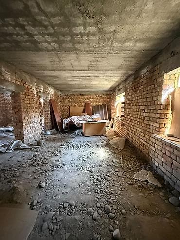 Продается двухэтажный недостроенный дом в Ак Ордо 2. Размеры: дом 9х9 — 8
