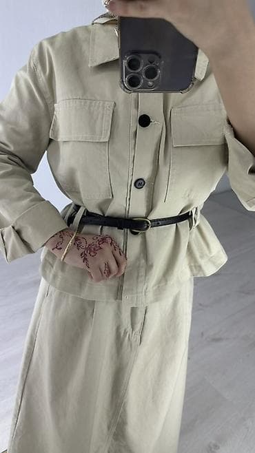 Костюм в стиле utility из плотного хлопка бежевого цвета. - Верх