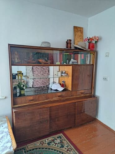 шкафы лофт: Классический сервант или "горка" из темного дерева с элементами — 1