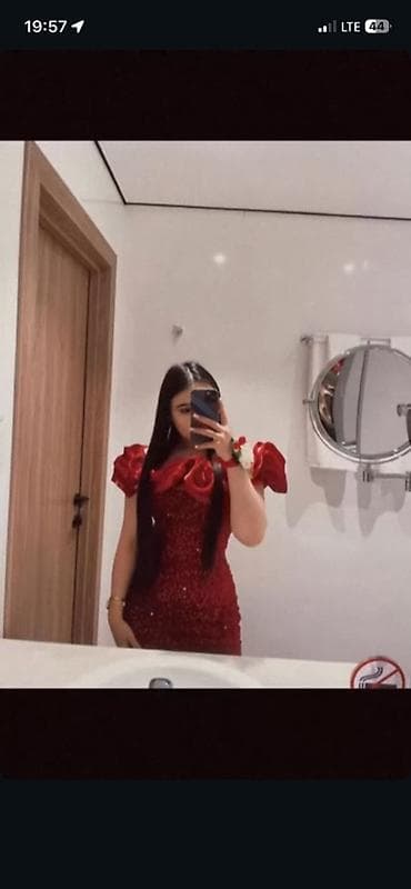 Вечернее платье цвета бордо с пайетками. - Силуэт: приталенный, длина