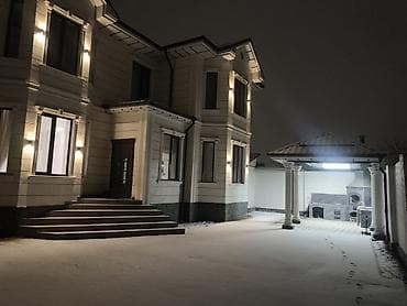 Двухэтажный дом в классическом стиле с архитектурной подсветкой и