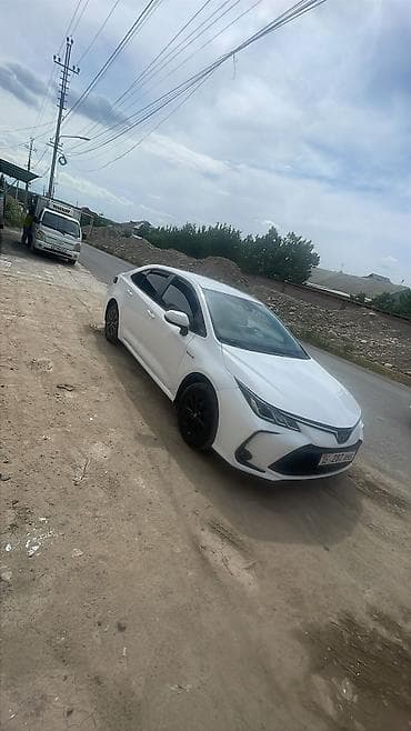 golf 3: Toyota Corolla: 2021 г., 1.8 л, Вариатор, Гибрид, Седан — 2