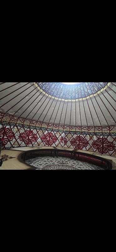 кыргызский национальный: Юрта (традиционная кочевая палатка) с резными дверями и полным — 6
