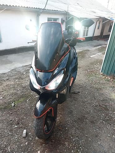 Скутер городского класса МАКСИ, черный с красными акцентами