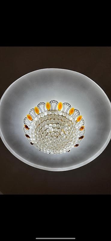 Срочно продаются две декоративные люстры и настенный светильник. Все