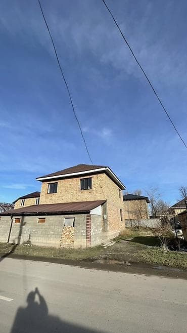 Продаётся двухэтажный кирпичный дом с прилегающим участком. В