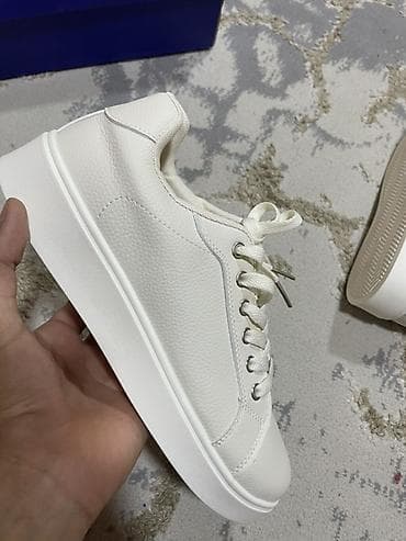 Сапоги: Белые кеды Comf… (на коробке — «comfort»): минималистичный дизайн — 2