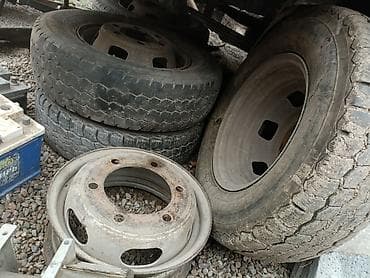 эко скутер: Мопед красного цвета с черными и серыми акцентами. Оснащен передней — 8