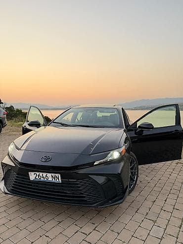 краун 2023: Toyota Camry: 2025 г., 2.5 л, Вариатор, Гибрид, Седан — 2