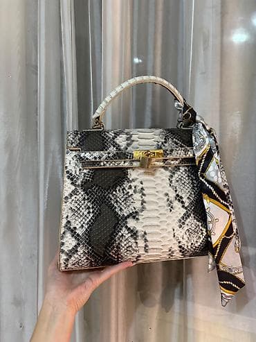 Классические сумки: Аккуратная сумочка на каждый день, все замки рабочие, в комплекте — 3