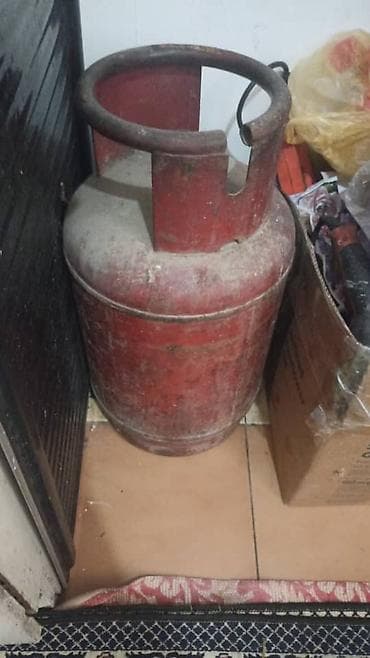Газовый баллон стальной, красный, с защитным кольцом вокруг вентиля