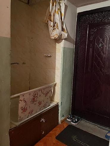 дом с мансардой: Комната в квартире/общежитии. - Просторная прямоугольная комната с — 6