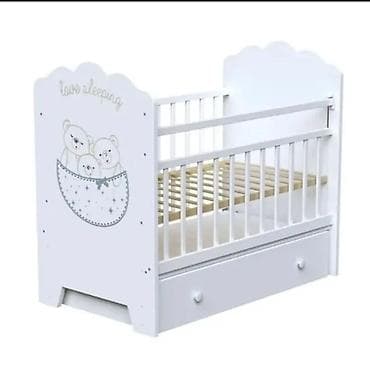 Детская кроватка с рисунком мишек и надписью «love sleeping» -