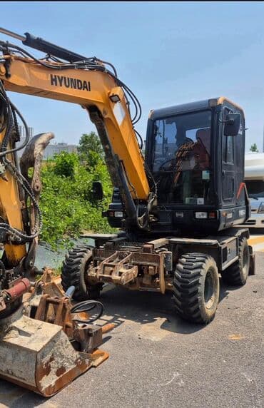 шины на эксковатор: Колесный экскаватор Hyundai HW60 в желто-черной расцветке — 4