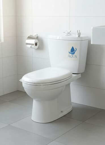энурезный будильник: Унитаз-компакт белого цвета с логотипом Aqua на бачке. Модель оснащена — 1