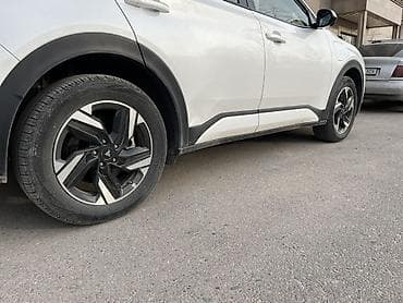 спорт купе: Электромобиль кроссовер, белый кузов с чёрной крышей. Современный — 5