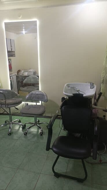 Парикмахерская мойка с креслом + рабочие стулья и аксессуар