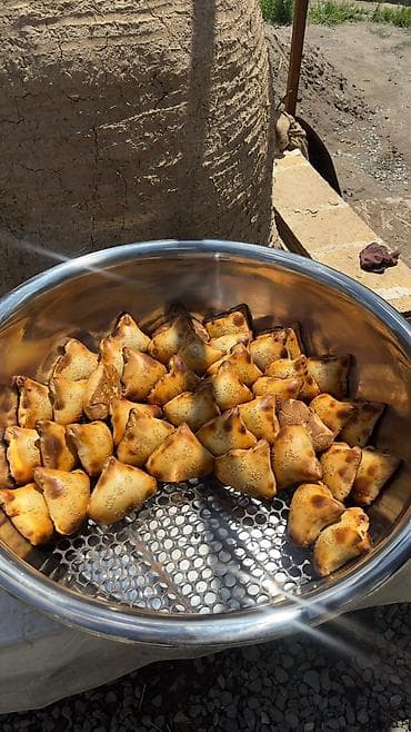 Продукты питания: Самса из тандыра и шашлык - Румяные треугольные самсы, выпеченные в — 2