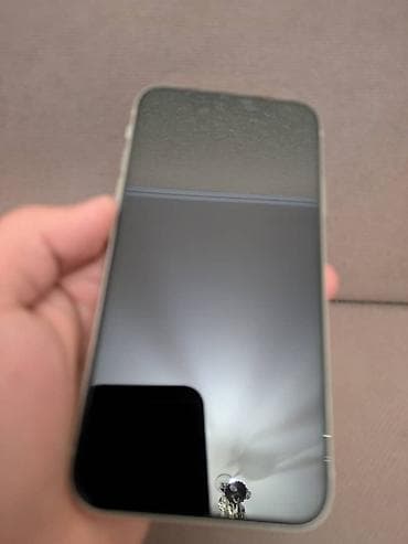 Смартфон с безрамочным дисплеем (плоское стекло и прямые грани). Экран