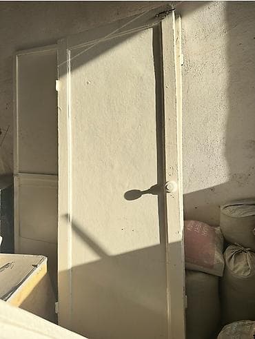 Металлические сейфовые двери: Деревянные межкомнатные двери и створка окна Стоимость дверей 500 сом — 1