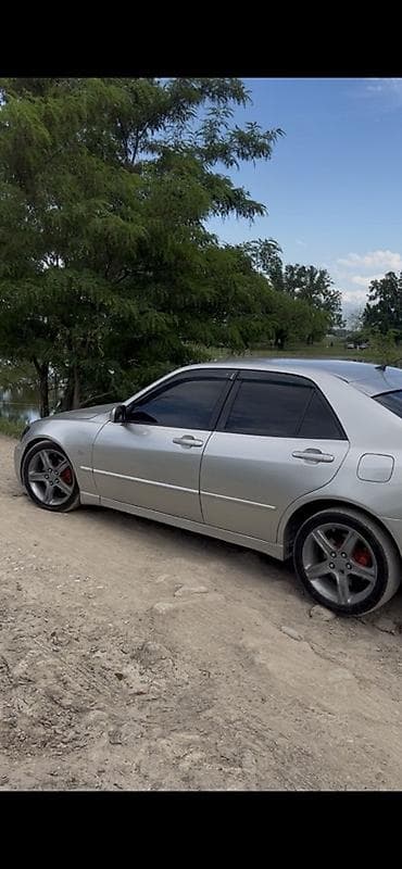 рассмотрим варианты: Toyota Altezza: 1999 г., 2 л, Автомат, Бензин, Седан — 7