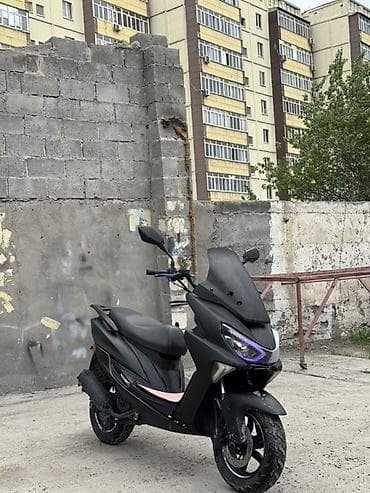 Скутер городского класса (максискутер-стайл), черный мат, агрессивная