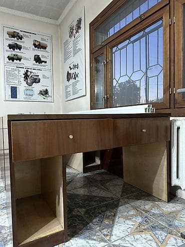 Компьютерный стол, С полками