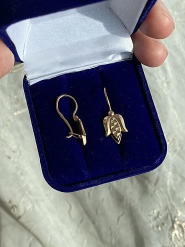 ювелирные украшения: Продаю Золото СССР, 583 и 750 пр. С натуральными камнями. Изделия — 3