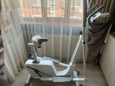 спидометр для велосипеда: Белый велоэргометр с регулируемым сиденьем и рукоятками. Оснащен — 2