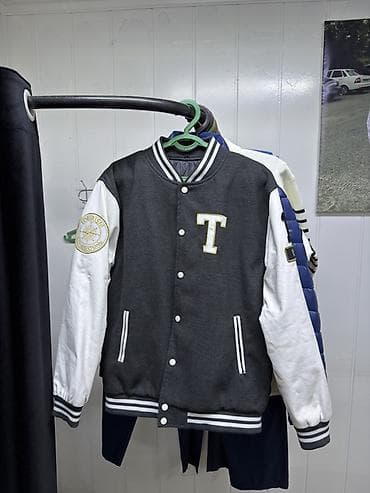 Колледжная куртка (varsity jacket) с контрастными рукавами - Цвет
