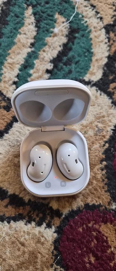 Беспроводные наушники Samsung Galaxy Buds Live (белые) - Фирменный