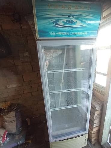 холодный пластик: Торговый холодильный шкаф с прозрачной витринной дверью. - — 3