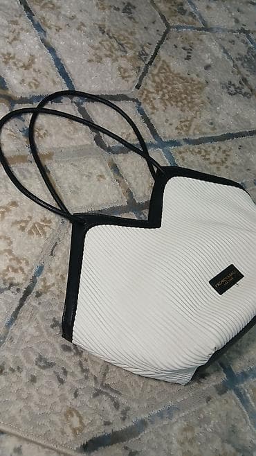 Ювелирные изделия: Набор женских аксессуаров и одежды: 1) Сумка-ведро, двуцветная — 2