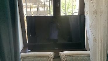 mateview 28: Телевизор Skyworth, диагональ примерно 40–43". Плоская LED‑панель с — 1