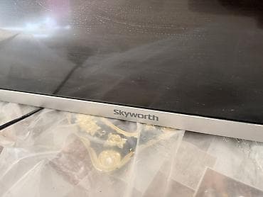 иксбокс оне с: Телевизор Skyworth, диагональ около 46–50". Узкие серебристые рамки — 2
