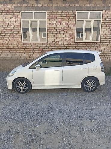 малолитражки автомат: Honda Fit: 2005 г., 1.5 л, Вариатор, Бензин, Хэтчбэк — 2