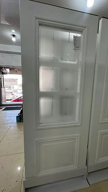 Межкомнатная дверь с остеклением, классический стиль. - Материал