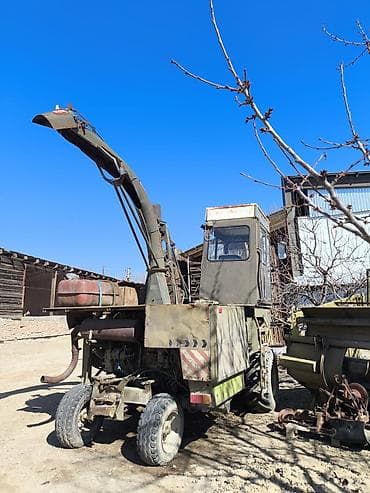 Самоходный кормоуборочный комбайн с измельчителем и выбросной трубой