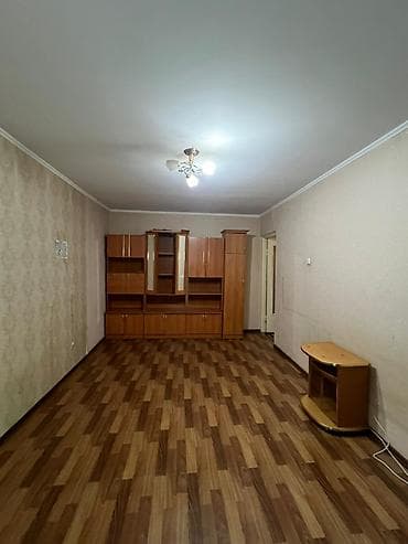 покраска квартир: Просторная жилая комната с балконом. - Планировка: вытянутая — 2