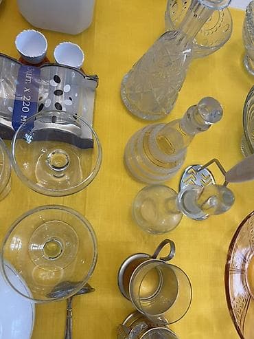 декоративные столы: Большой набор кухонной утвари и посуды Состав (по фото): - Стеклянные — 4