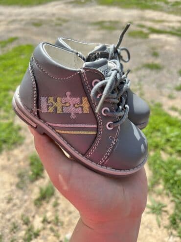 бежевые туфли: Новые ботинки очень в хорошем состоянии 
Размер 22 детская обувь — 2