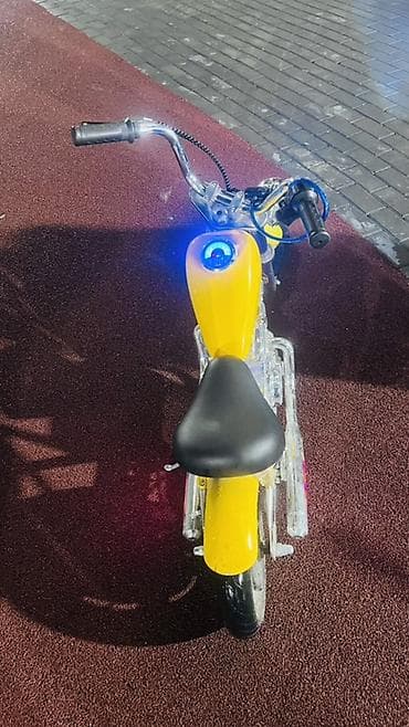 электромотоцикл для детей: Детский электрический мини-байк (чоппер-стиль), желтый - Реалистичный — 1